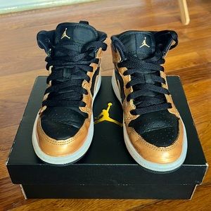 Jordan 1 Mid SE - Size 13.5C Black/Metallic Gold/White